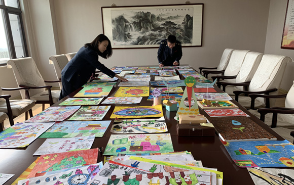 七彩画笔绘税品 税收知识润童心