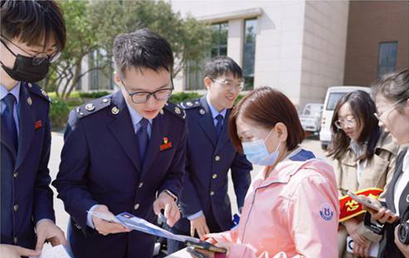  税宣春风入社区 法治护航促公平
