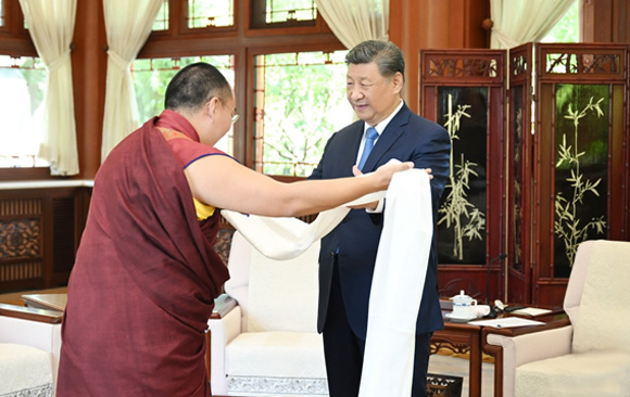 习近平接受班禅额尔德尼·确吉杰布拜见