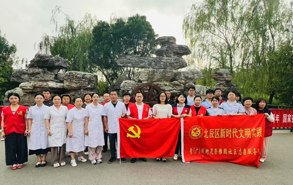 北辰区税务局与青（广）源街荣翔园社区共赴“青”邻市集 以税惠服务献礼“七一” 