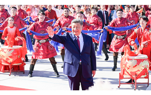习近平在出席新疆维吾尔自治区成立70周年庆祝活动后返回北京