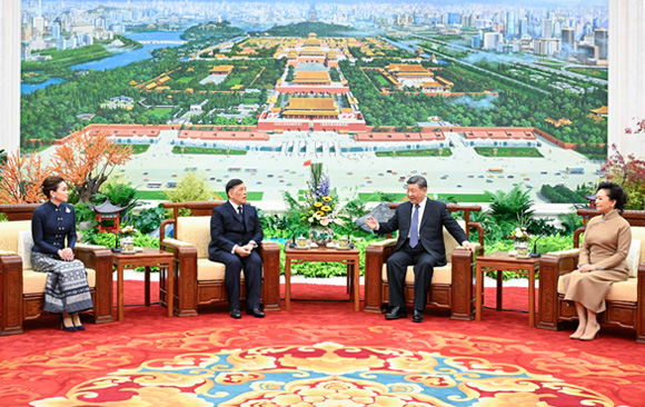 习近平会见泰国国王哇集拉隆功