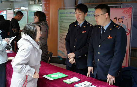 税法相伴 职引未来 税法宣传走进人才招聘会