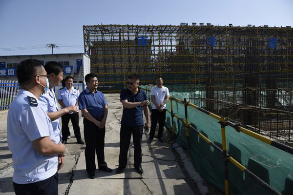 会后,王怀鹏副局长一行到津南区"民心工程—咸水沽综合菜市场在建