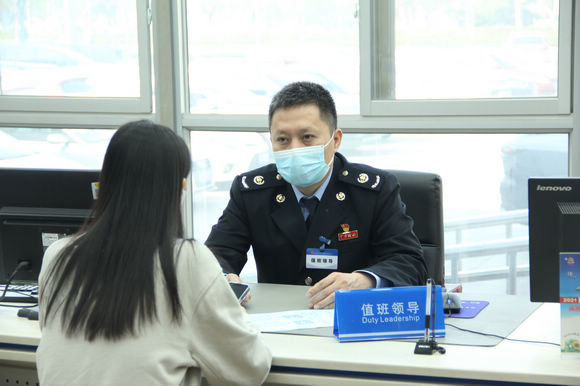 请问您要办理什么业务",谭伟生局长在主动了解纳税人缴费人的需求后