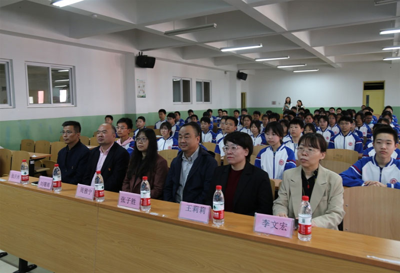副局长张子胜代表武清区税务局向杨村第八中学"青少年税收普法教育